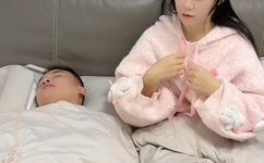 他扒开我奶罩吸我奶头变大了污污